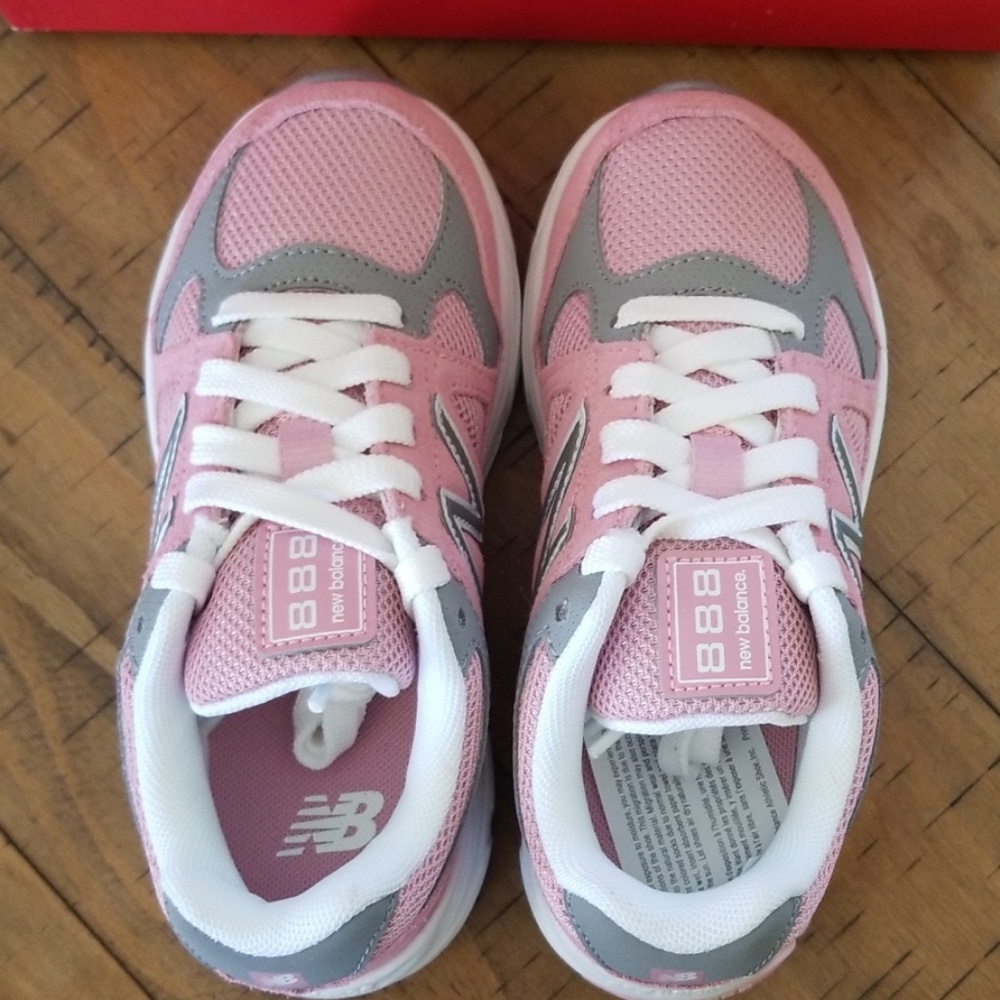 ๐๏ธ New Balance Shoes - Picture 3 of 8